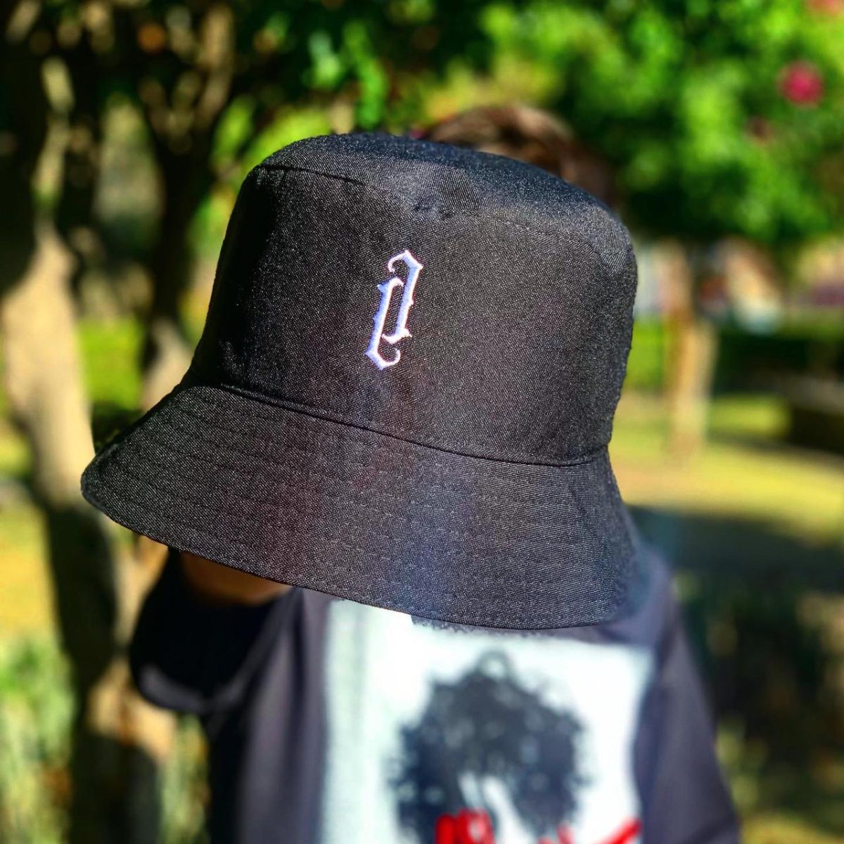 Bucket Negro Logo Alemán