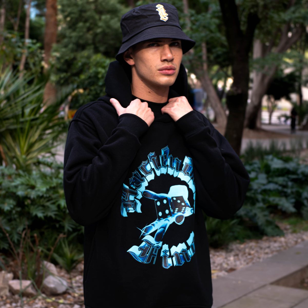 Hoodie Haciéndolo Fino Negra